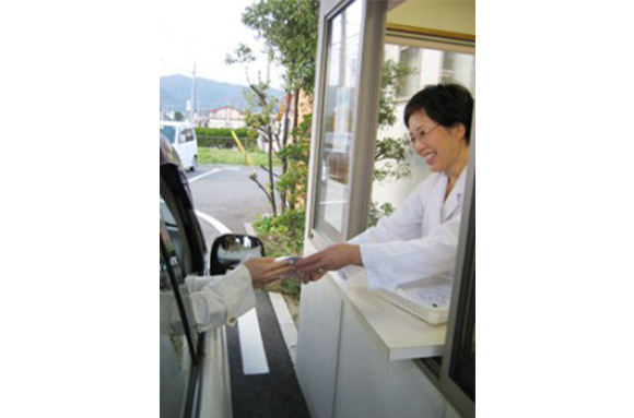 薬の受取りはドライブスルーで